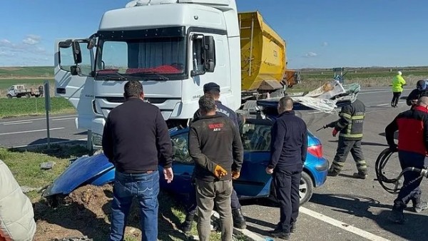 Edirne'de hafriyat kamyonu ile araç çarpıştı: Baba oğul yaralı!